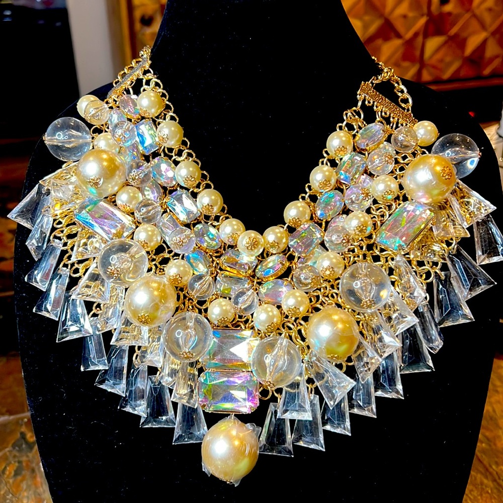 CRYSTAL AND PEARL JEWELS SET IN GOLD